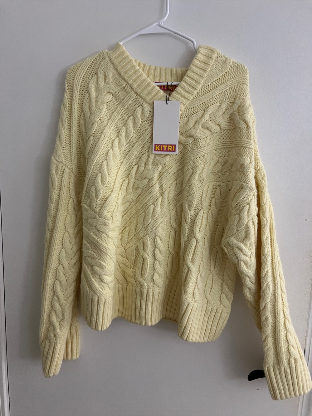 KITRI Soft Yellow Cable-Knit V-Neck Sweater